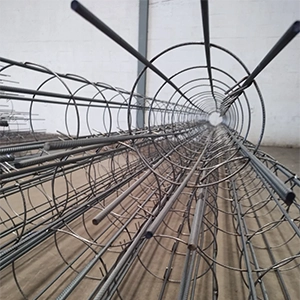 imagem de tubulões, enfileirados, no galpão